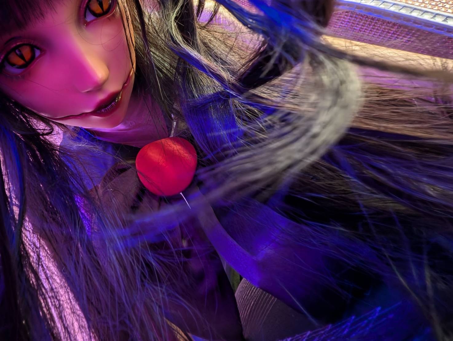 口裂け女のドールマスクを被っている女の子